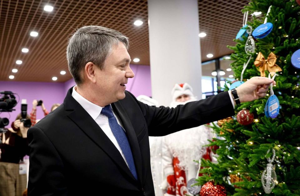 Глава ЛНР Леонид Пасечник принял участие во всероссийской новогодней акции «Елка желаний» Глава ЛНР Леонид Пасечник принял участие во всероссийской новогодней акции «Елка желаний»