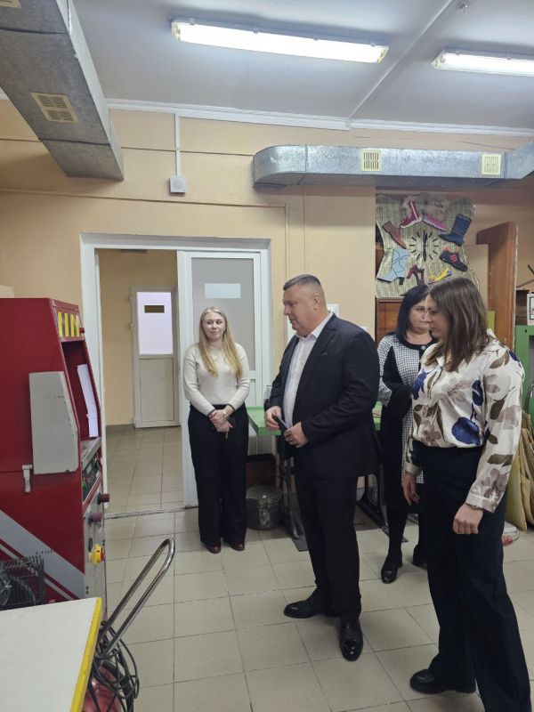Галина Дуброва: Сегодня вместе с коллегой Алексеем Артеменко посетили Луганский техникум-интернат, где обучаются дети-сироты и дети с ограниченными возможностями здоровья Галина Дуброва: Сегодня вместе с коллегой Алексеем Артеменко посетили Луганский техникум-интернат, где обучаются дети-сироты и дети с ограниченными возможностями здоровья
