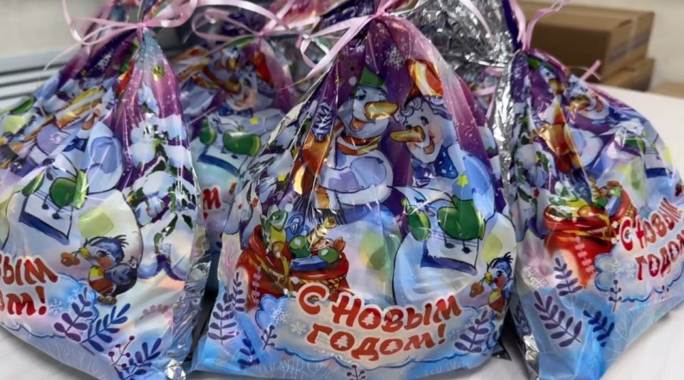 Детям из Алексеевской школы Новоайдарского округа тамбовчане собрали подарки к новогодним праздникам Детям из Алексеевской школы Новоайдарского округа тамбовчане собрали подарки к новогодним праздникам