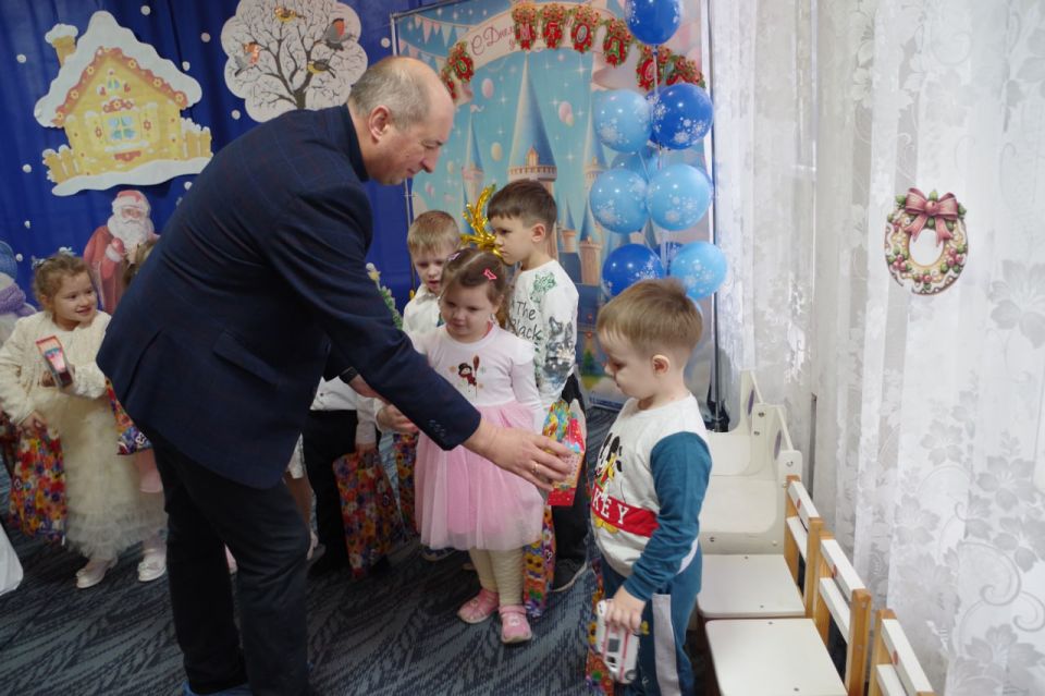 Сергей Крамаренко: В светлый и долгожданный праздник – Дня святителя Николая Чудотворца посетил детский сад в селе Степовое и поздравил ребят с этим добрым зимним днем Сергей Крамаренко: В светлый и долгожданный праздник – Дня святителя Николая Чудотворца посетил детский сад в селе Степовое и поздравил ребят с этим добрым зимним днем