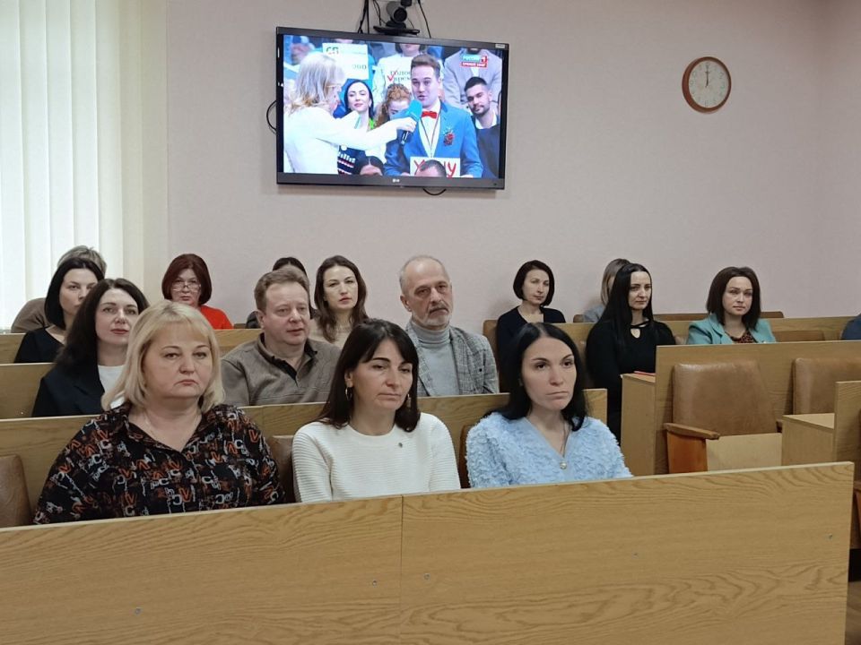 Сегодняшняя прямая линия с Президентом России Владимиром Владимировичем Путиным, проходившая в формате совмещенной пресс-конференции, стала для сотрудников Администрации городского округа город Ровеньки важным событием Сегодняшняя прямая линия с Президентом России Владимиром Владимировичем Путиным, проходившая в формате совмещенной пресс-конференции, стала для сотрудников Администрации городского округа город Ровеньки важным событием