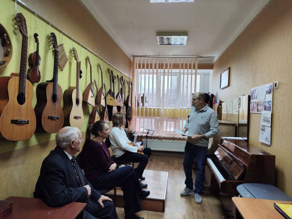 Преподаватель Академии Матусовского провел мастер-класс в Перевальской ДШИ Преподаватель Академии Матусовского провел мастер-класс в Перевальской ДШИ