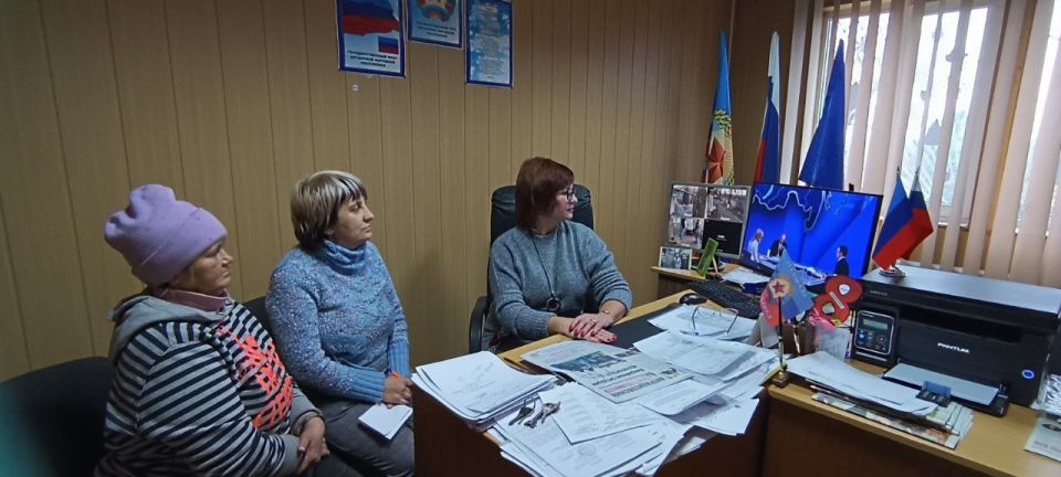 Весь муниципалитет, в том числе и сотрудники Администрации округа присоединились целыми коллективами к просмотру традиционной программы "Итоги года с Владимиром Путиным" Весь муниципалитет, в том числе и сотрудники Администрации округа присоединились целыми коллективами к просмотру традиционной программы "Итоги года с Владимиром Путиным"
