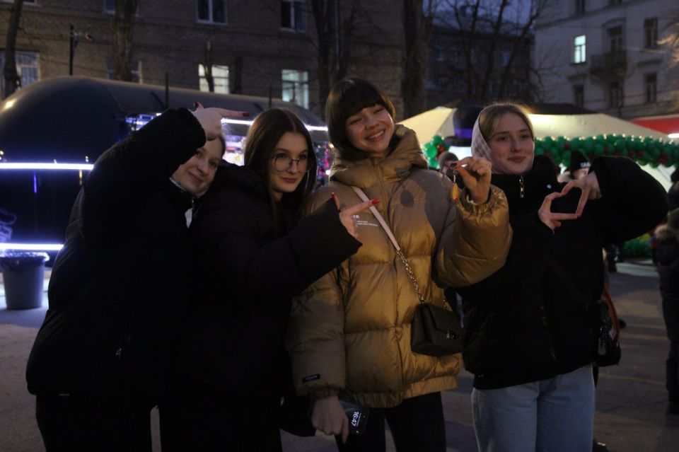 «Единая Россия» провела беспроигрышную лотерею для детей на открытии катка в Луганске «Единая Россия» провела беспроигрышную лотерею для детей на открытии катка в Луганске