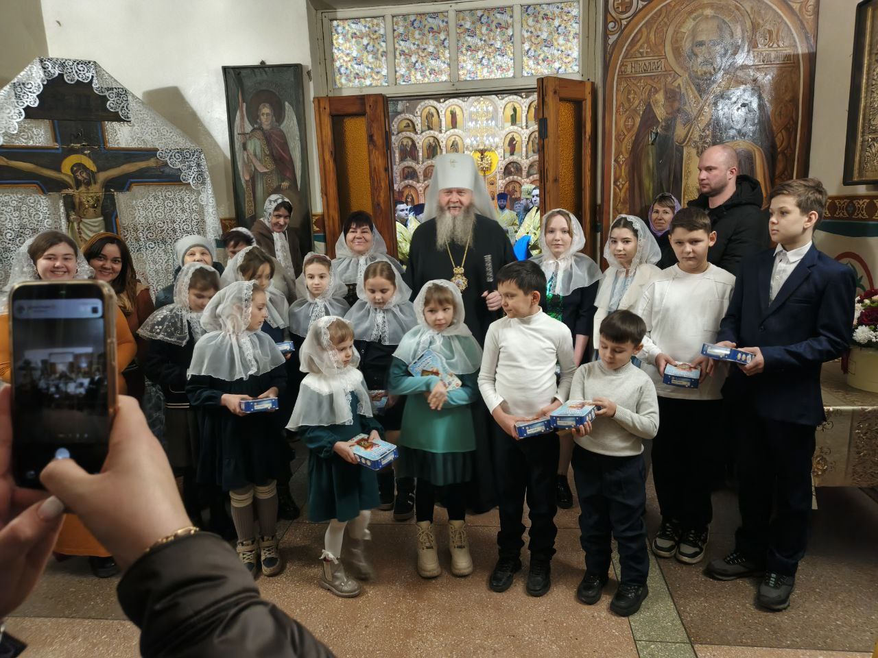 Сегодня в Храме в честь Святителя Николая Чудотворца в Станице Луганской состоялась Божественная Литургия, которую возглавил Высокопреосвященнейший Пантелеимон, митрополит Луганский и Алчевский