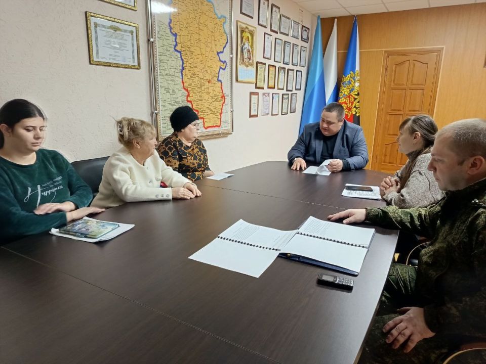 Сегодня Глава городского округа город Ровеньки Андрей Рубанцов провёл повторную рабочую встречу с семьями военнослужащих, героически погибших при исполнении воинского долга в ходе специальной военной операции Сегодня Глава городского округа город Ровеньки Андрей Рубанцов провёл повторную рабочую встречу с семьями военнослужащих, героически погибших при исполнении воинского долга в ходе специальной военной операции
