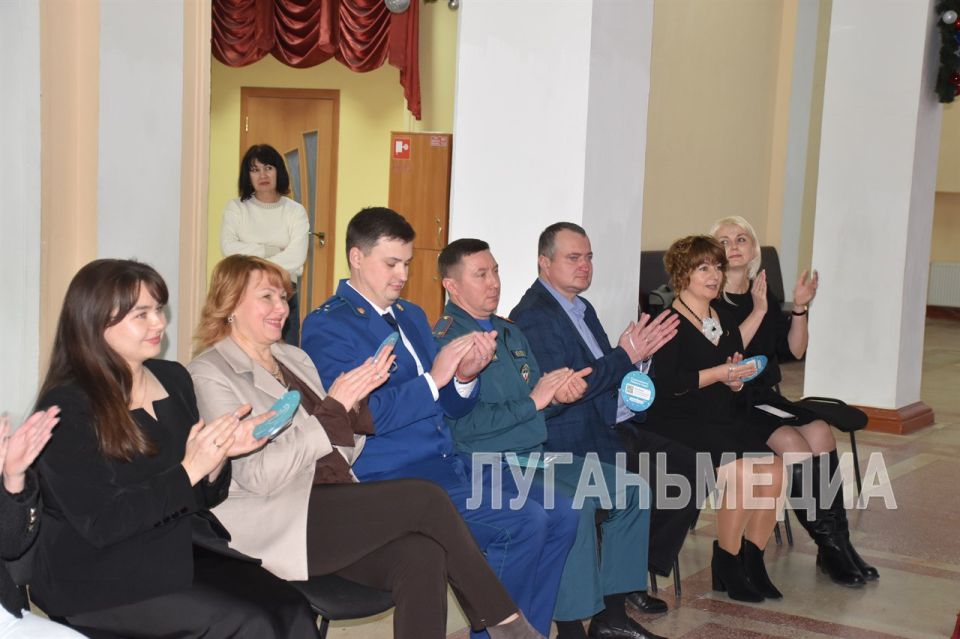 Главная елка Стаханова зажгла свои огни Главная елка Стаханова зажгла свои огни