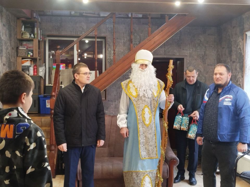 Евгений Морозов: Побывать в гостях у приемной семьи Маликовых удается не часто, но в День Николая Чудотворца - об этой традиции я не забываю Евгений Морозов: Побывать в гостях у приемной семьи Маликовых удается не часто, но в День Николая Чудотворца - об этой традиции я не забываю
