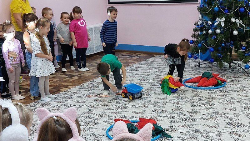 В рамках реализации партпроекта «Культура малой Родины» активисты и сторонники партии «Единая Россия» организовали в государственном бюджетном дошкольном учебном учреждении ЛНР «Беловодский ясли-сад №3 «Родничок» праздничное... В рамках реализации партпроекта «Культура малой Родины» активисты и сторонники партии «Единая Россия» организовали в государственном бюджетном дошкольном учебном учреждении ЛНР «Беловодский ясли-сад №3 «Родничок» праздничное...