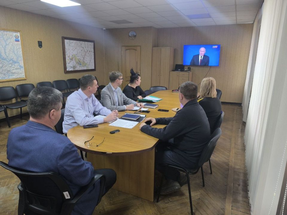 Альберт Зинченко: Совместно с председателем Совета Станично-Луганского муниципального округа Татьяной Пономаревой, заместителями Главы Администрации Станично-Луганского МО смотрим прямую линию Президента Российской Федерации... Альберт Зинченко: Совместно с председателем Совета Станично-Луганского муниципального округа Татьяной Пономаревой, заместителями Главы Администрации Станично-Луганского МО смотрим прямую линию Президента Российской Федерации...
