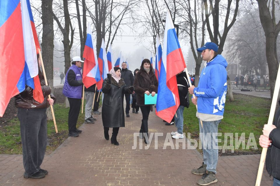 В Ровеньках завершено благоустройство центральной аллеи В Ровеньках завершено благоустройство центральной аллеи