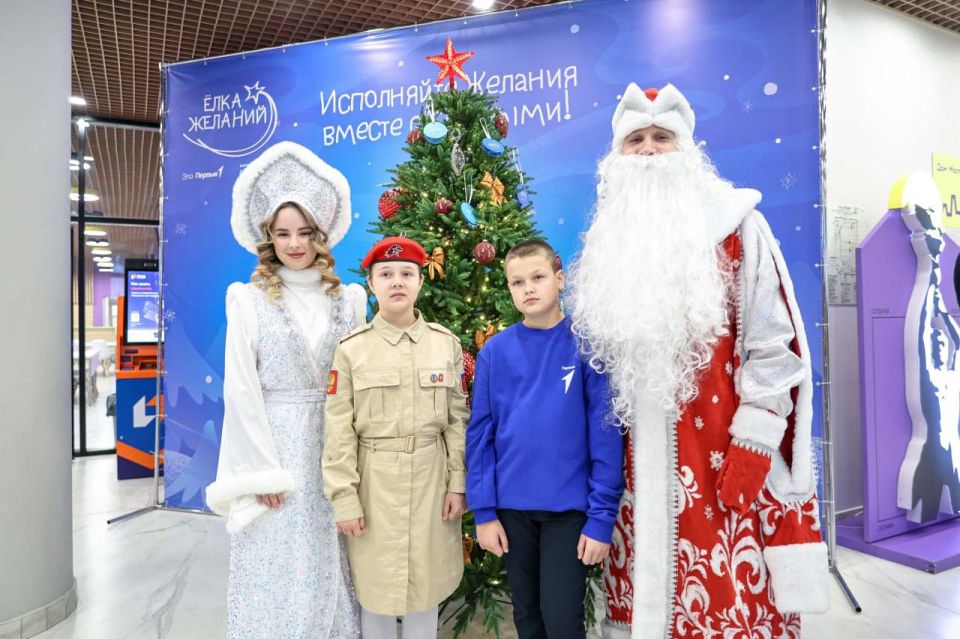 Глава ЛНР Леонид Пасечник принял участие во всероссийской новогодней акции «Елка желаний» Глава ЛНР Леонид Пасечник принял участие во всероссийской новогодней акции «Елка желаний»
