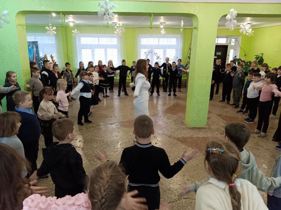 В поселке Новодарьевка, в Доме культуры имени Ленина, для учеников младших классов Новодарьевской школы имени В. Д. Луганского прошло праздничное представление "Эта ночь святая", посвященное Дню Святого Николая В поселке Новодарьевка, в Доме культуры имени Ленина, для учеников младших классов Новодарьевской школы имени В. Д. Луганского прошло праздничное представление "Эта ночь святая", посвященное Дню Святого Николая