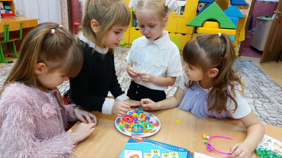 В рамках реализации партпроекта «Культура малой Родины» активисты и сторонники партии «Единая Россия» организовали в государственном бюджетном дошкольном учебном учреждении ЛНР «Беловодский ясли-сад №3 «Родничок» праздничное... В рамках реализации партпроекта «Культура малой Родины» активисты и сторонники партии «Единая Россия» организовали в государственном бюджетном дошкольном учебном учреждении ЛНР «Беловодский ясли-сад №3 «Родничок» праздничное...