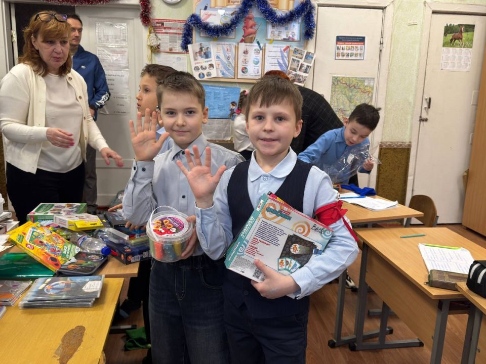 Луганские единороссы поздравили детей с Днем святителя Николая Чудотворца Луганские единороссы поздравили детей с Днем святителя Николая Чудотворца