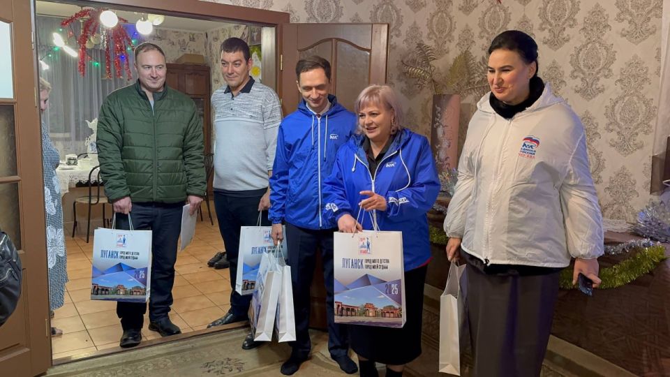 Луганские единороссы поздравили детей с Днем святителя Николая Чудотворца Луганские единороссы поздравили детей с Днем святителя Николая Чудотворца