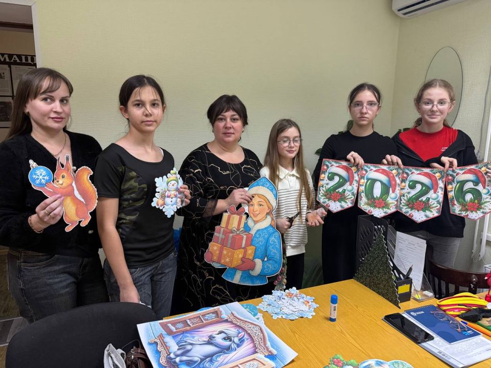 Сегодня, 19 декабря, обучающиеся ГБОУ ЛНР «СЛСПШ ПГТ ПЕТРОВКА» украсили окна Петровского отдела жизнеобеспечения, создав праздничное настроение для сотрудников и посетителей Сегодня, 19 декабря, обучающиеся ГБОУ ЛНР «СЛСПШ ПГТ ПЕТРОВКА» украсили окна Петровского отдела жизнеобеспечения, создав праздничное настроение для сотрудников и посетителей