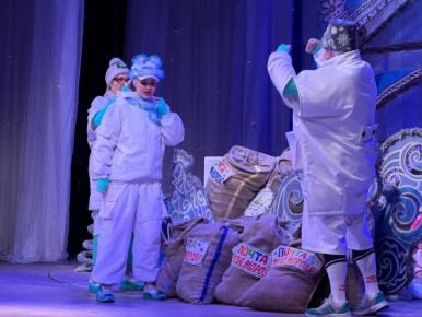 Сказка с уроком доброты: в Луганске представили спектакль «Снегурочке никто не пишет»