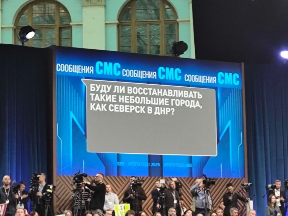 Президент РФ отвечает на вопросы россиян и журналистов уже три часа Президент РФ отвечает на вопросы россиян и журналистов уже три часа