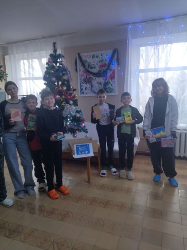 В День святителя Николая Чудотворца пациенты детского отделения ГБУЗ «Луганская республиканская детская клиническая больница» получили подарки из «Коробки храбрости» В День святителя Николая Чудотворца пациенты детского отделения ГБУЗ «Луганская республиканская детская клиническая больница» получили подарки из «Коробки храбрости»