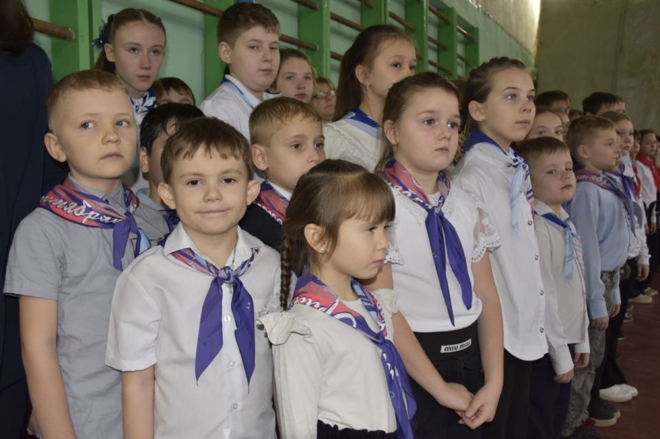 Новая школа: В память о героическом выпускнике в Краснолучской школе №11 открыли «Парту героя» Новая школа: В память о героическом выпускнике в Краснолучской школе №11 открыли «Парту героя»