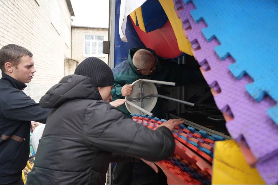 Сегодня в Стаханов прибыла первая машина с гуманитарным грузом от Благотворительного Фонда «Победа», Московского городского отделения ЛДПР при поддержке депутата Государственной Думы от ЛДПР Дмитрия Свищёва Сегодня в Стаханов прибыла первая машина с гуманитарным грузом от Благотворительного Фонда «Победа», Московского городского отделения ЛДПР при поддержке депутата Государственной Думы от ЛДПР Дмитрия Свищёва
