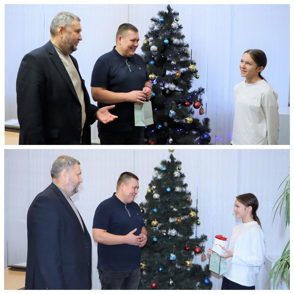 Руководитель РИК УРО Партии «ЕДИНАЯ РОССИЯ» принял участие в акции "Елка желаний" в Лутугино Руководитель РИК УРО Партии «ЕДИНАЯ РОССИЯ» принял участие в акции "Елка желаний" в Лутугино