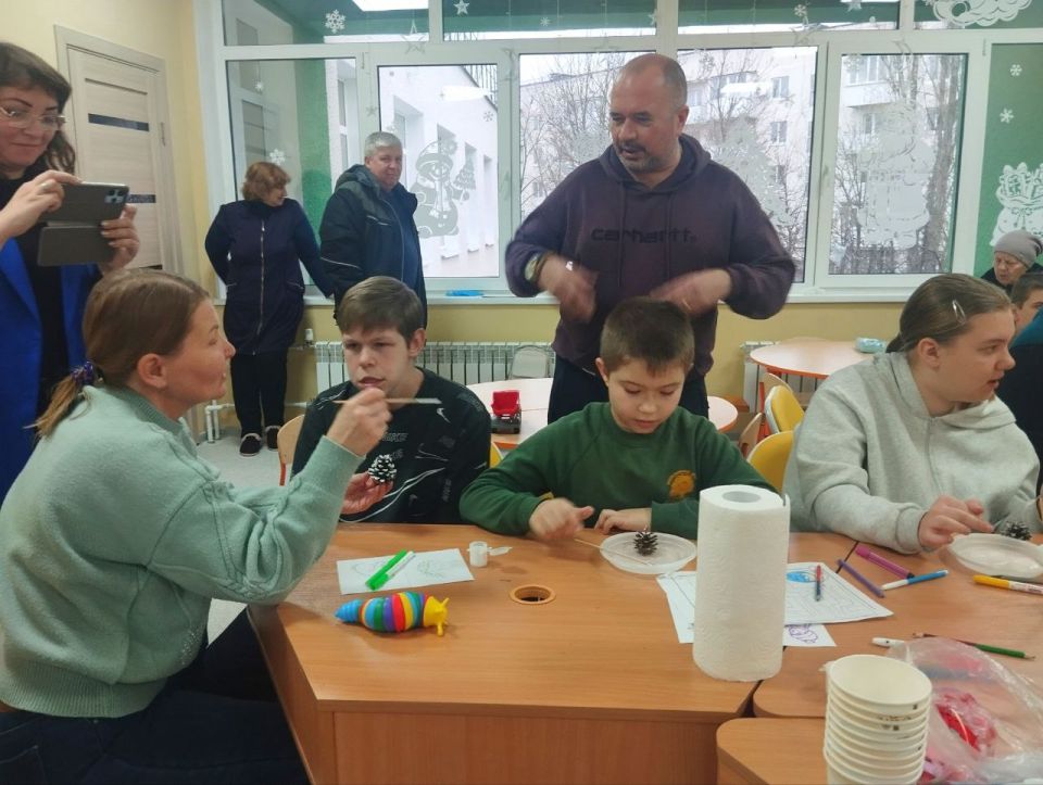 Тёплые руки — тёплое сердце: создаём новогоднее чудо вместе Тёплые руки — тёплое сердце: создаём новогоднее чудо вместе