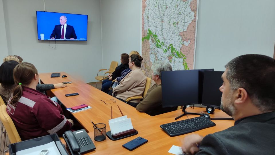 В Луганском центре медицины катастроф организован совместный просмотр прямой линии Президента России В Луганском центре медицины катастроф организован совместный просмотр прямой линии Президента России