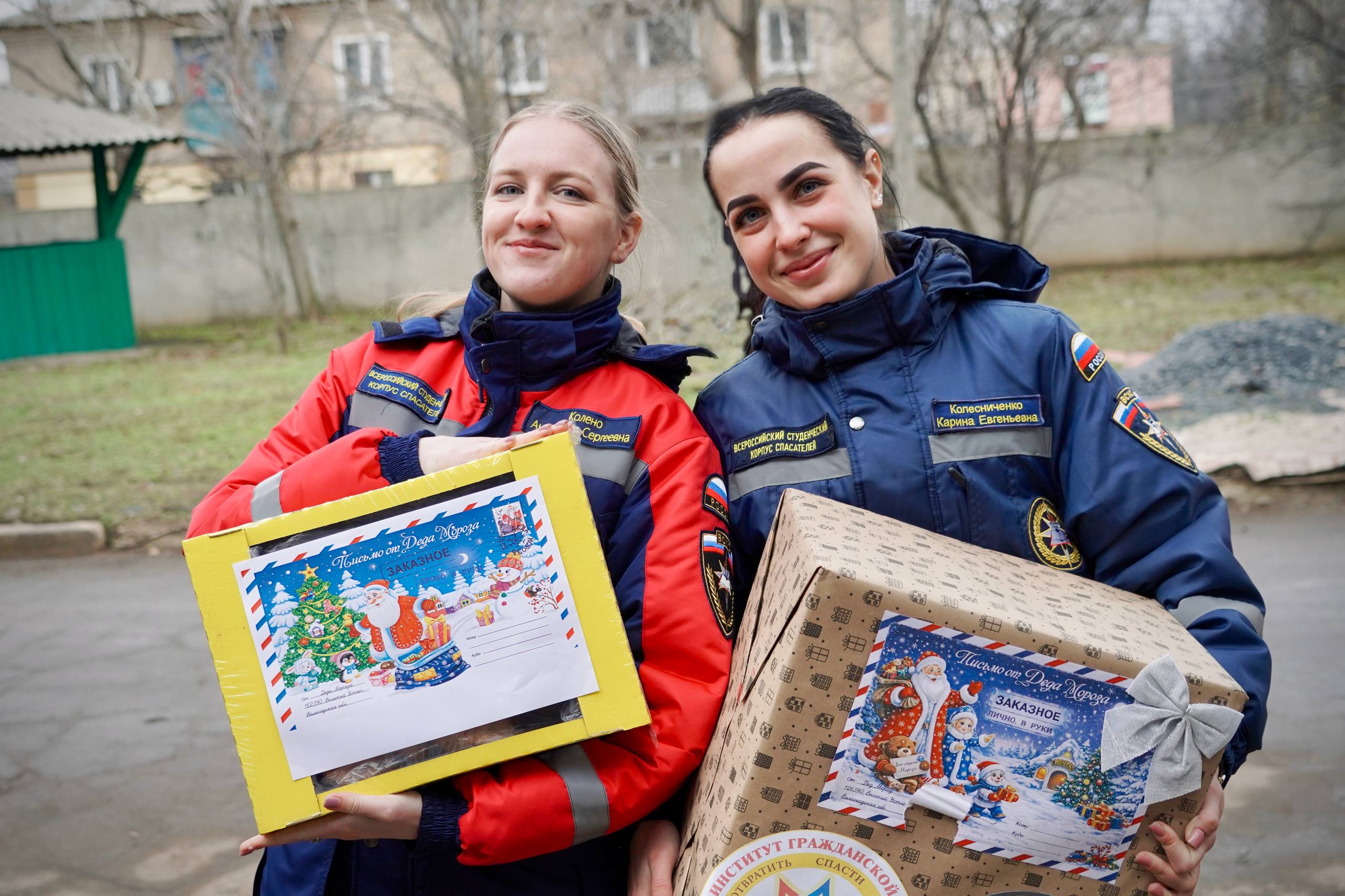 В День Святого Николая добровольцы передали подарки для детей в храмы и больницы