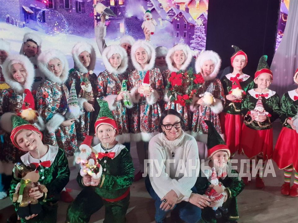 В ДК имени Ленина состоялись первые новогодние представления для юных луганчан В ДК имени Ленина состоялись первые новогодние представления для юных луганчан