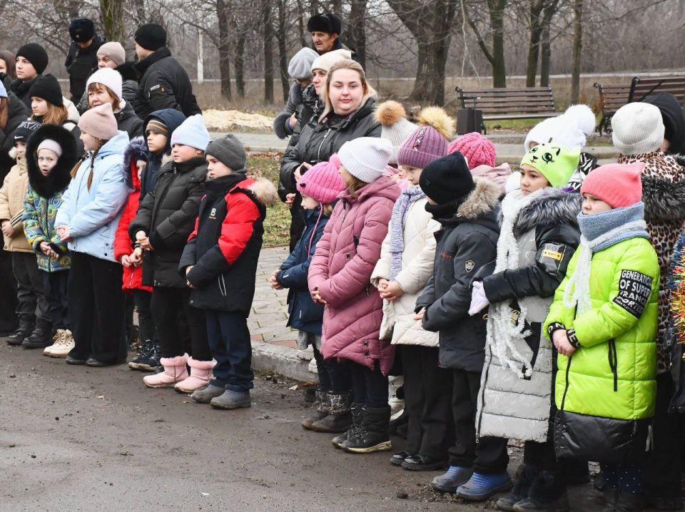 Сергей Колягин: В городе Золотое, благодаря усилиям отдела по жизнеобеспечению, накануне засияла главная новогодняя красавица Сергей Колягин: В городе Золотое, благодаря усилиям отдела по жизнеобеспечению, накануне засияла главная новогодняя красавица