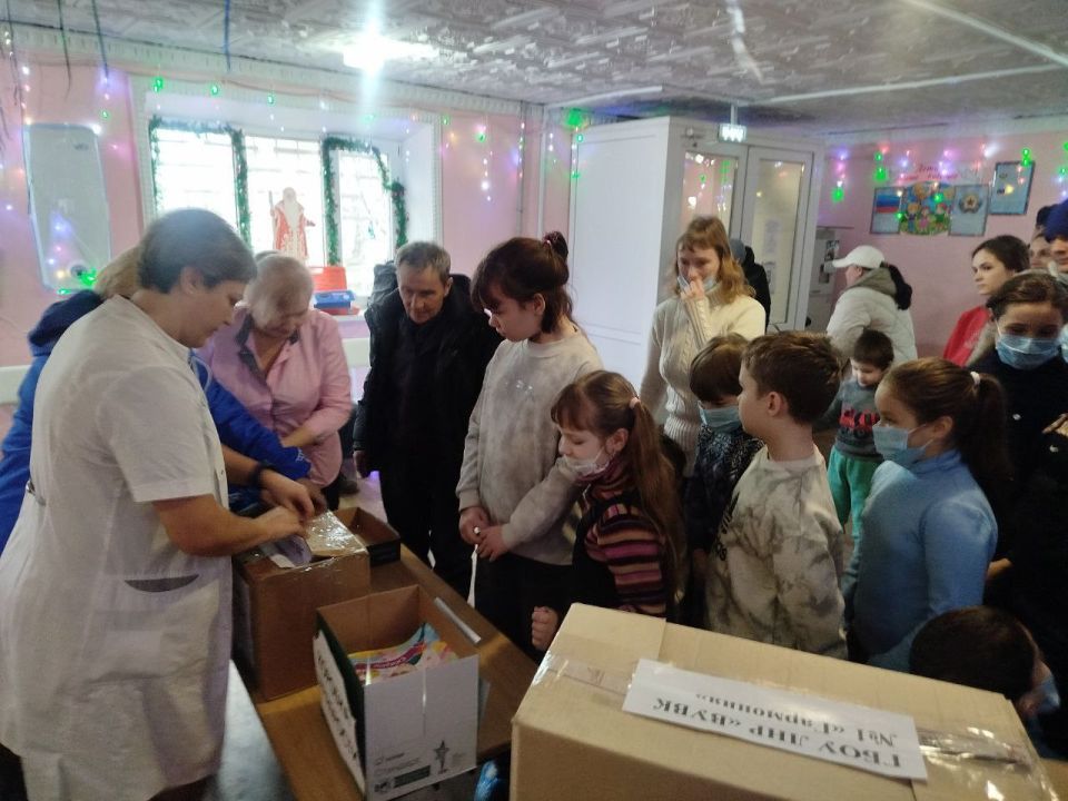 Активисты «Единой России» поддержали подарками маленьких пациентов Краснолучской детской больницы Активисты «Единой России» поддержали подарками маленьких пациентов Краснолучской детской больницы