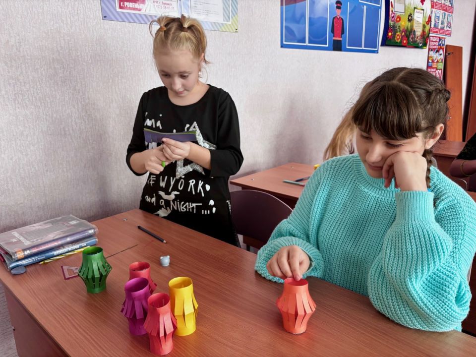 Сегодня, в преддверии зимних праздников, в Музее истории города Ровеньки царила атмосфера творчества и предвкушения чуда Сегодня, в преддверии зимних праздников, в Музее истории города Ровеньки царила атмосфера творчества и предвкушения чуда