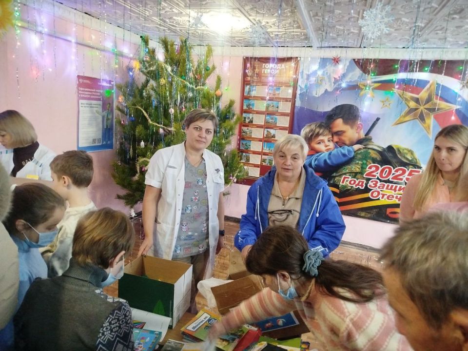 Активисты «Единой России» поддержали подарками маленьких пациентов Краснолучской детской больницы Активисты «Единой России» поддержали подарками маленьких пациентов Краснолучской детской больницы