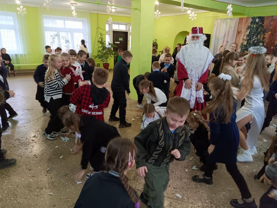 В поселке Новодарьевка, в Доме культуры имени Ленина, для учеников младших классов Новодарьевской школы имени В. Д. Луганского прошло праздничное представление "Эта ночь святая", посвященное Дню Святого Николая В поселке Новодарьевка, в Доме культуры имени Ленина, для учеников младших классов Новодарьевской школы имени В. Д. Луганского прошло праздничное представление "Эта ночь святая", посвященное Дню Святого Николая
