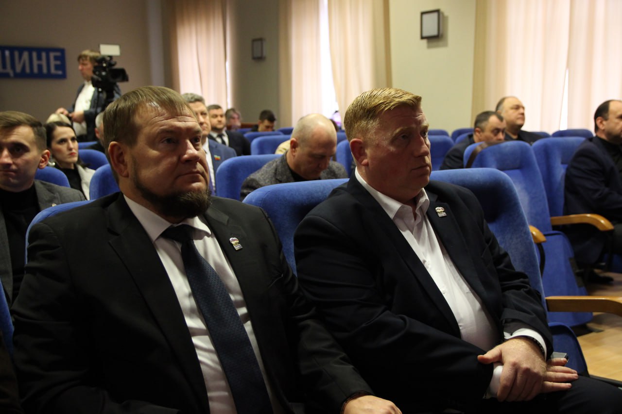 Луганские единороссы присоединились к просмотру прямой линии с Владимиром Путиным Луганские единороссы присоединились к просмотру прямой линии с Владимиром Путиным