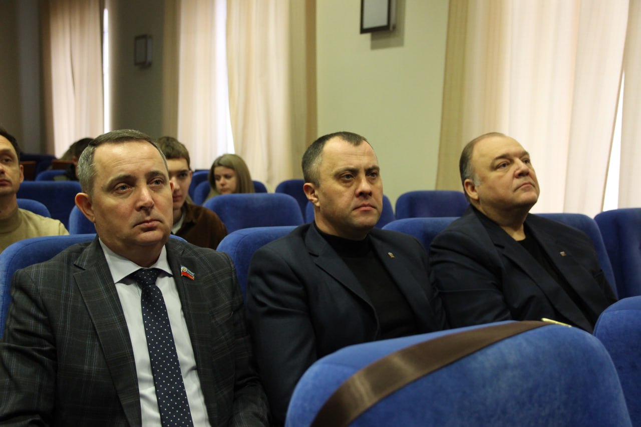 Луганские единороссы присоединились к просмотру прямой линии с Владимиром Путиным Луганские единороссы присоединились к просмотру прямой линии с Владимиром Путиным