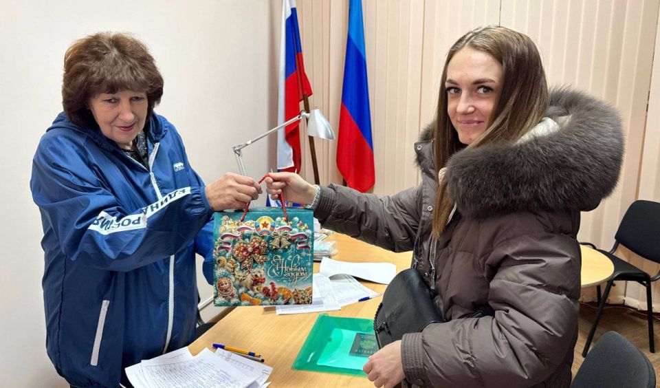 В преддверии Нового года активисты Краснолучского местного отделения ВПП «ЕДИНАЯ РОССИЯ» организовали выдачу праздничных подарков детям В преддверии Нового года активисты Краснолучского местного отделения ВПП «ЕДИНАЯ РОССИЯ» организовали выдачу праздничных подарков детям