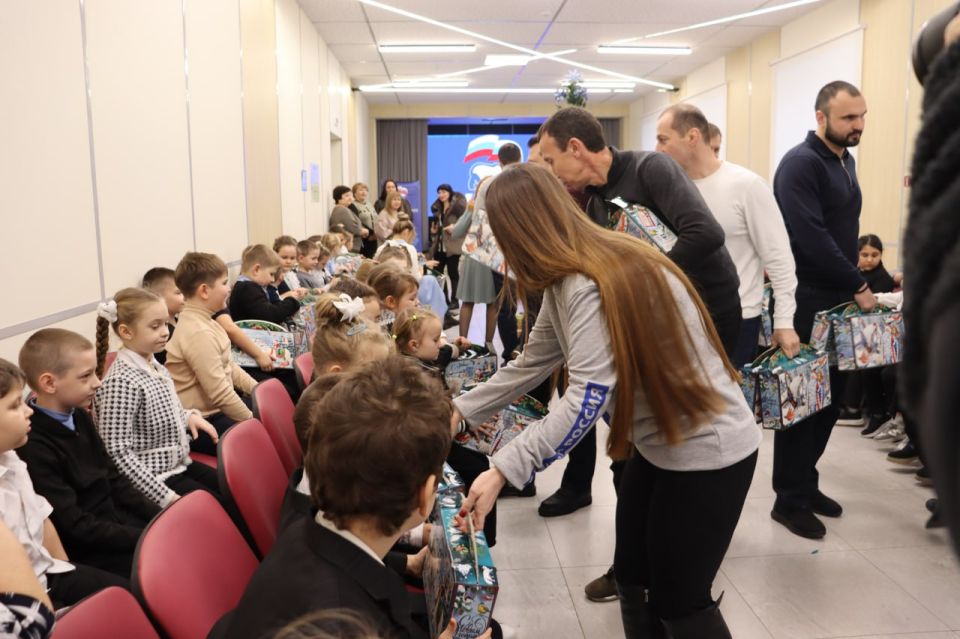 Единая Россия Ставрополья подарила праздник детям Антрацита Единая Россия Ставрополья подарила праздник детям Антрацита