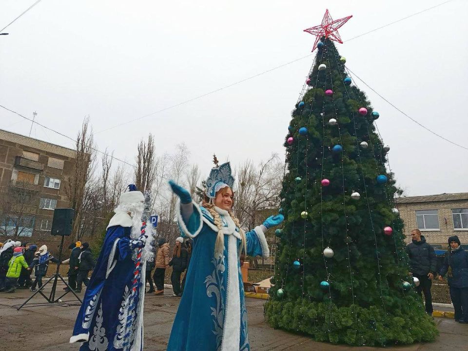 Сергей Колягин: В городе Золотое, благодаря усилиям отдела по жизнеобеспечению, накануне засияла главная новогодняя красавица Сергей Колягин: В городе Золотое, благодаря усилиям отдела по жизнеобеспечению, накануне засияла главная новогодняя красавица