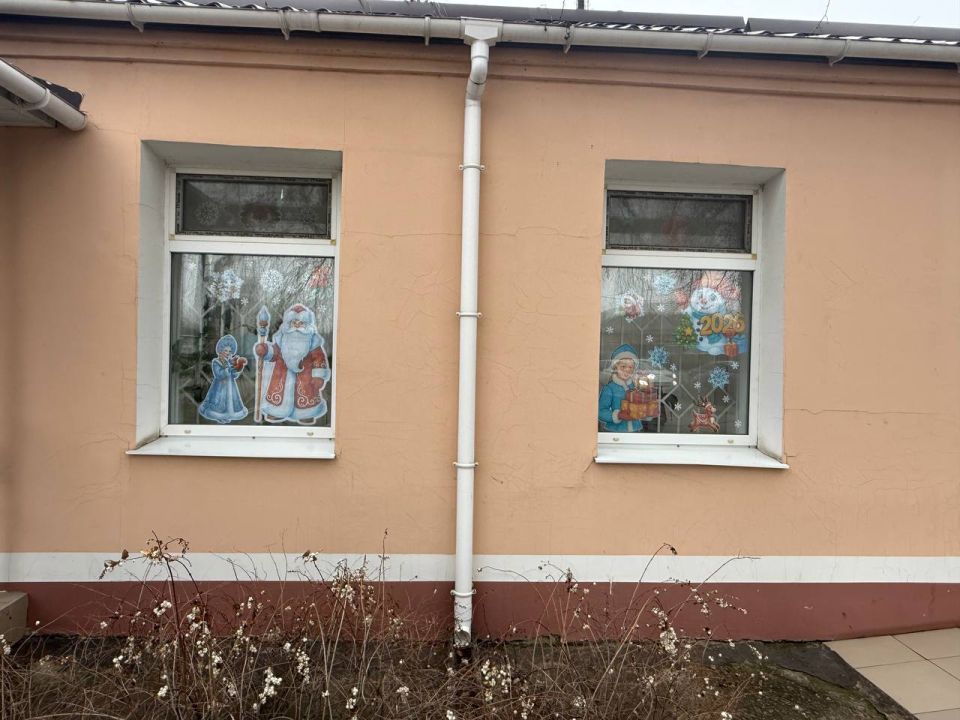 Сегодня, 19 декабря, обучающиеся ГБОУ ЛНР «СЛСПШ ПГТ ПЕТРОВКА» украсили окна Петровского отдела жизнеобеспечения, создав праздничное настроение для сотрудников и посетителей Сегодня, 19 декабря, обучающиеся ГБОУ ЛНР «СЛСПШ ПГТ ПЕТРОВКА» украсили окна Петровского отдела жизнеобеспечения, создав праздничное настроение для сотрудников и посетителей