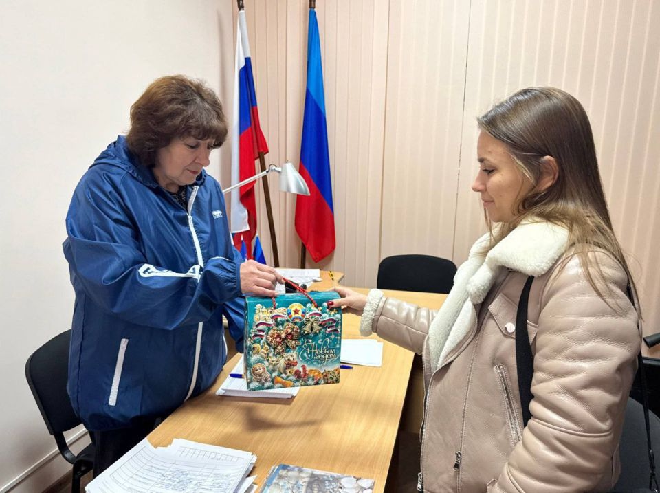В преддверии Нового года активисты Краснолучского местного отделения ВПП «ЕДИНАЯ РОССИЯ» организовали выдачу праздничных подарков детям В преддверии Нового года активисты Краснолучского местного отделения ВПП «ЕДИНАЯ РОССИЯ» организовали выдачу праздничных подарков детям