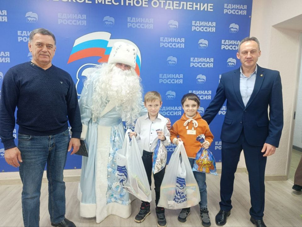 День святителя Николая Чудотворца –любимый праздник взрослых и детей, который отмечается ежегодно как праздник добра и верности традициям, как один из новогодних праздников День святителя Николая Чудотворца –любимый праздник взрослых и детей, который отмечается ежегодно как праздник добра и верности традициям, как один из новогодних праздников