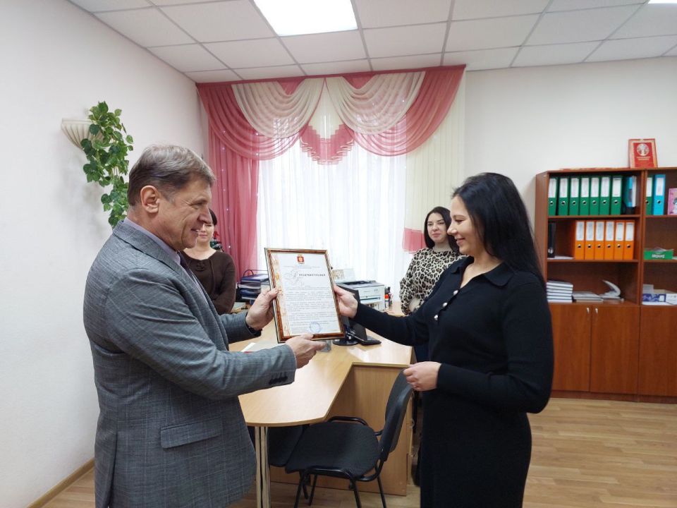 Роман Лысенко: 18 декабря поздравил работников Алчевского ЗАГСа с профессиональным праздником Роман Лысенко: 18 декабря поздравил работников Алчевского ЗАГСа с профессиональным праздником