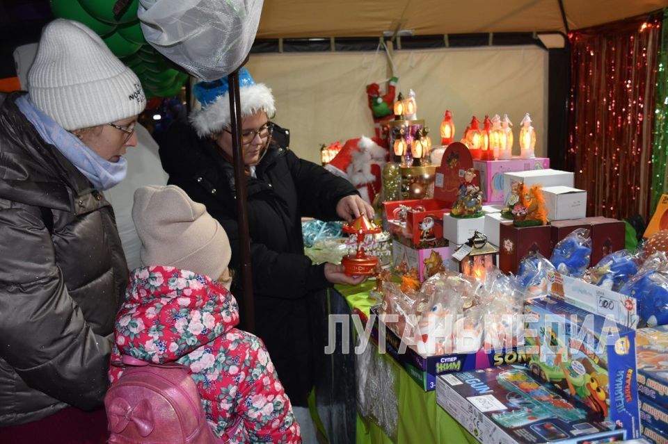 В Луганске открылся главный городской каток В Луганске открылся главный городской каток