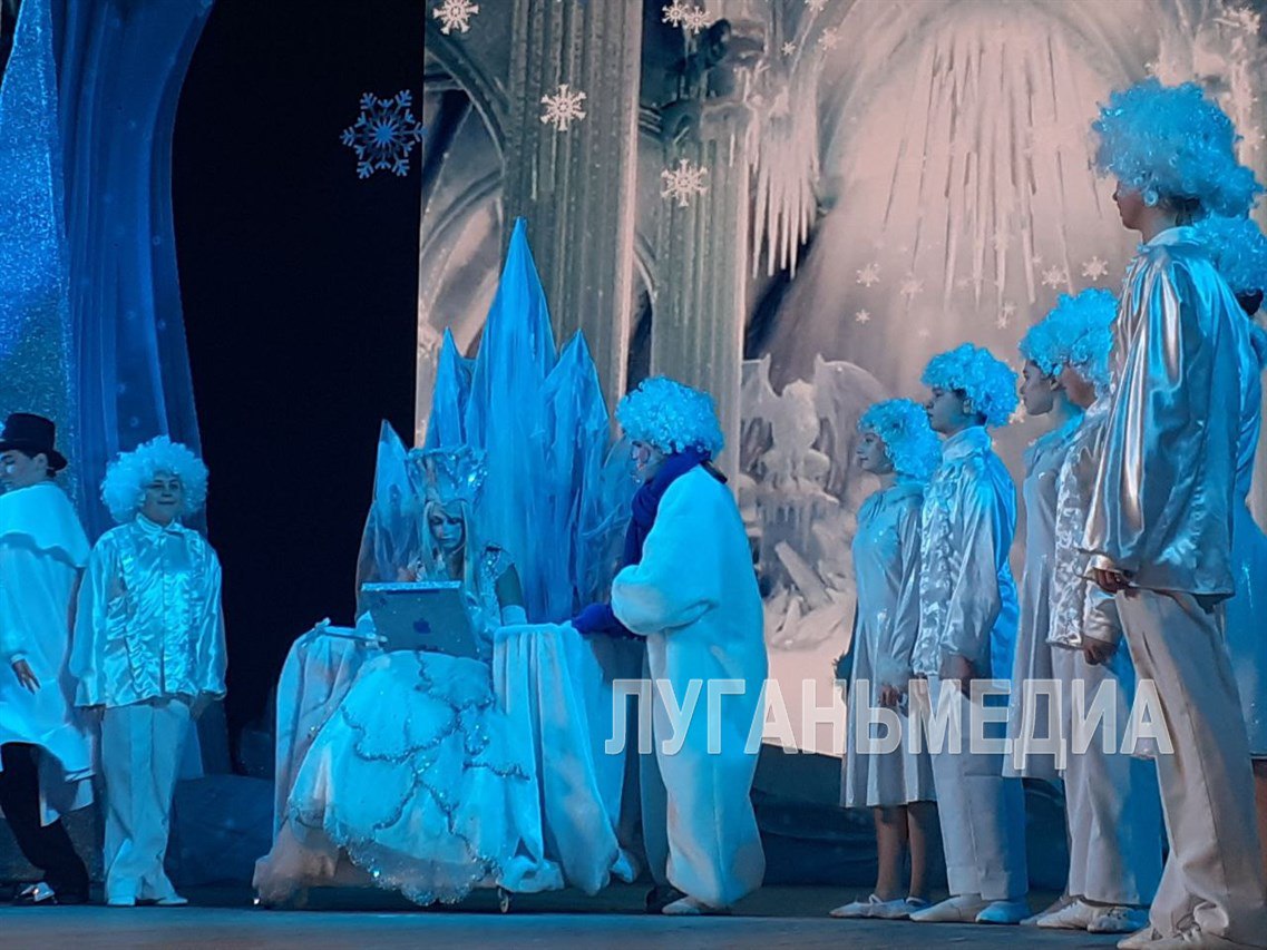 В ДК имени Ленина состоялись первые новогодние представления для юных луганчан