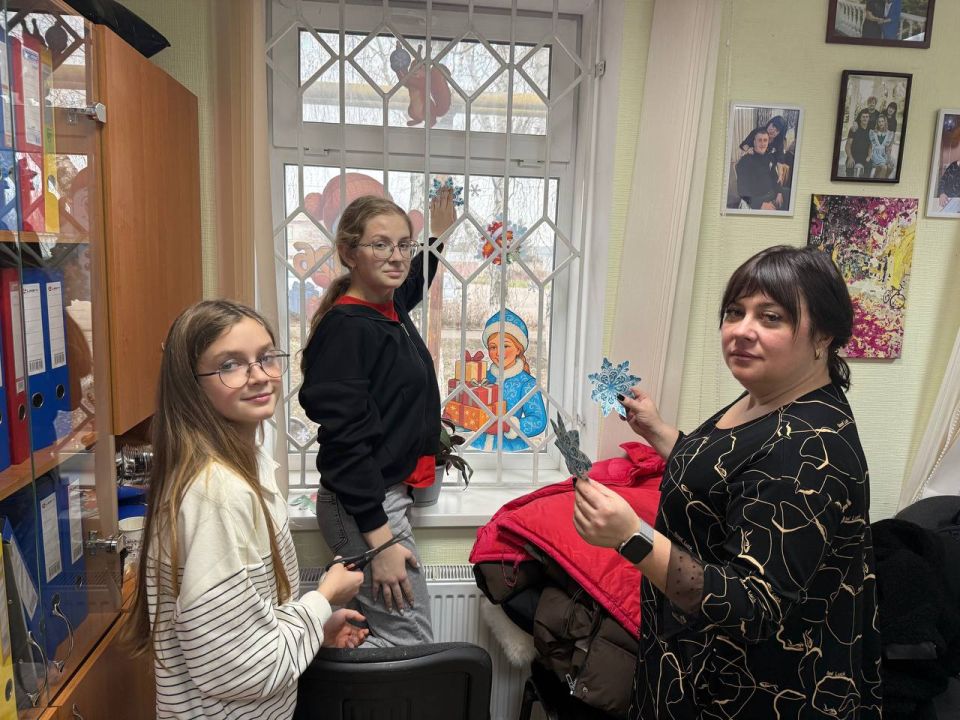 Сегодня, 19 декабря, обучающиеся ГБОУ ЛНР «СЛСПШ ПГТ ПЕТРОВКА» украсили окна Петровского отдела жизнеобеспечения, создав праздничное настроение для сотрудников и посетителей Сегодня, 19 декабря, обучающиеся ГБОУ ЛНР «СЛСПШ ПГТ ПЕТРОВКА» украсили окна Петровского отдела жизнеобеспечения, создав праздничное настроение для сотрудников и посетителей