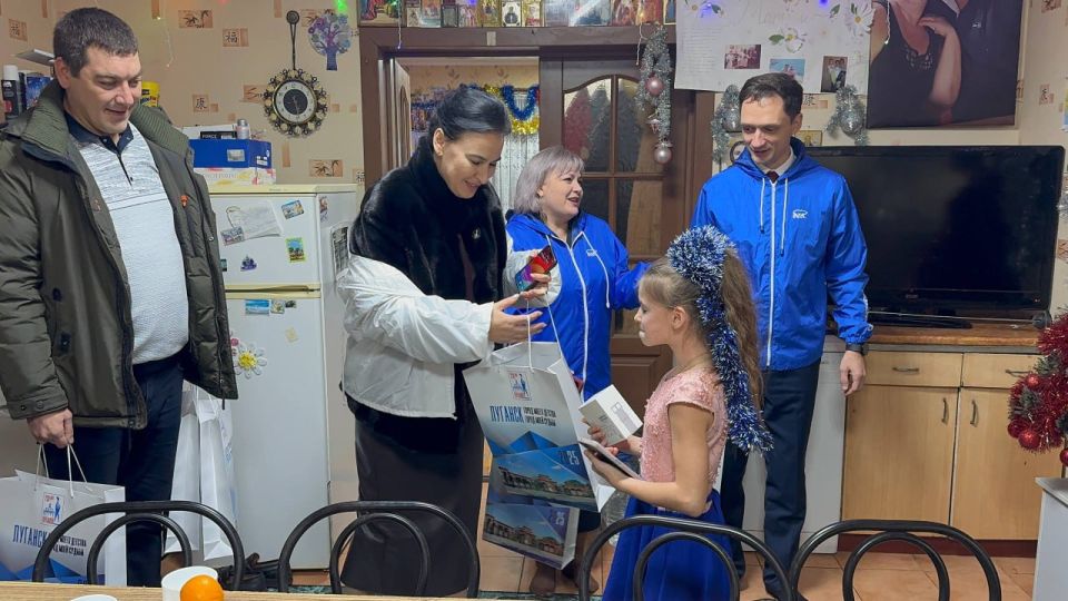 Луганские единороссы поздравили детей с Днем святителя Николая Чудотворца Луганские единороссы поздравили детей с Днем святителя Николая Чудотворца