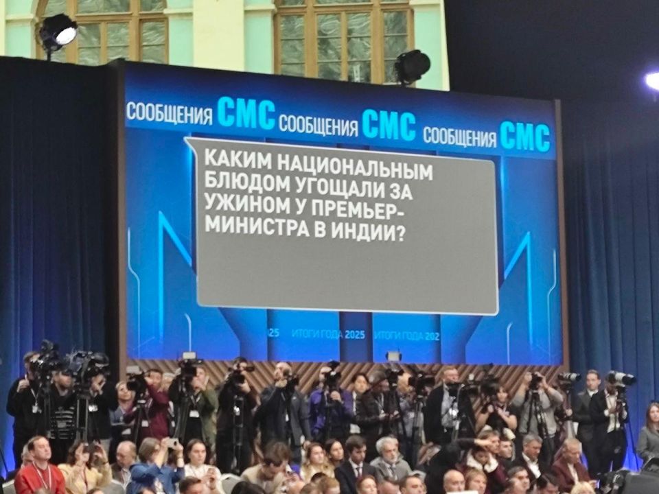 Тысячи СМС приходят на прямую линию Президента РФ, собрали самые интересные и необычные #Путин Тысячи СМС приходят на прямую линию Президента РФ, собрали самые интересные и необычные #Путин